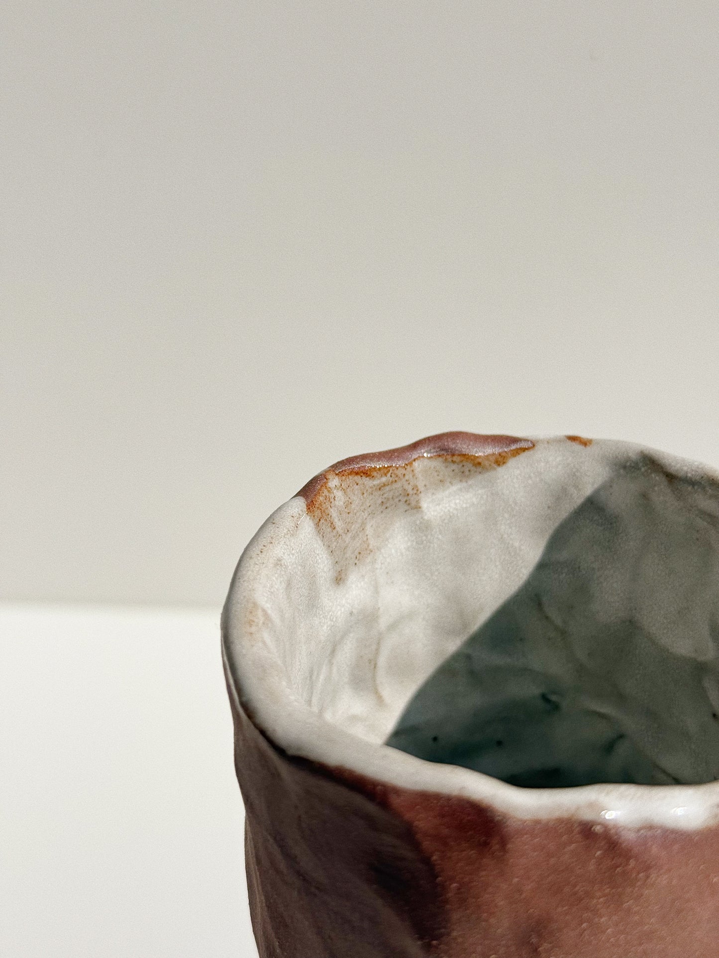 Vase pincé rouge